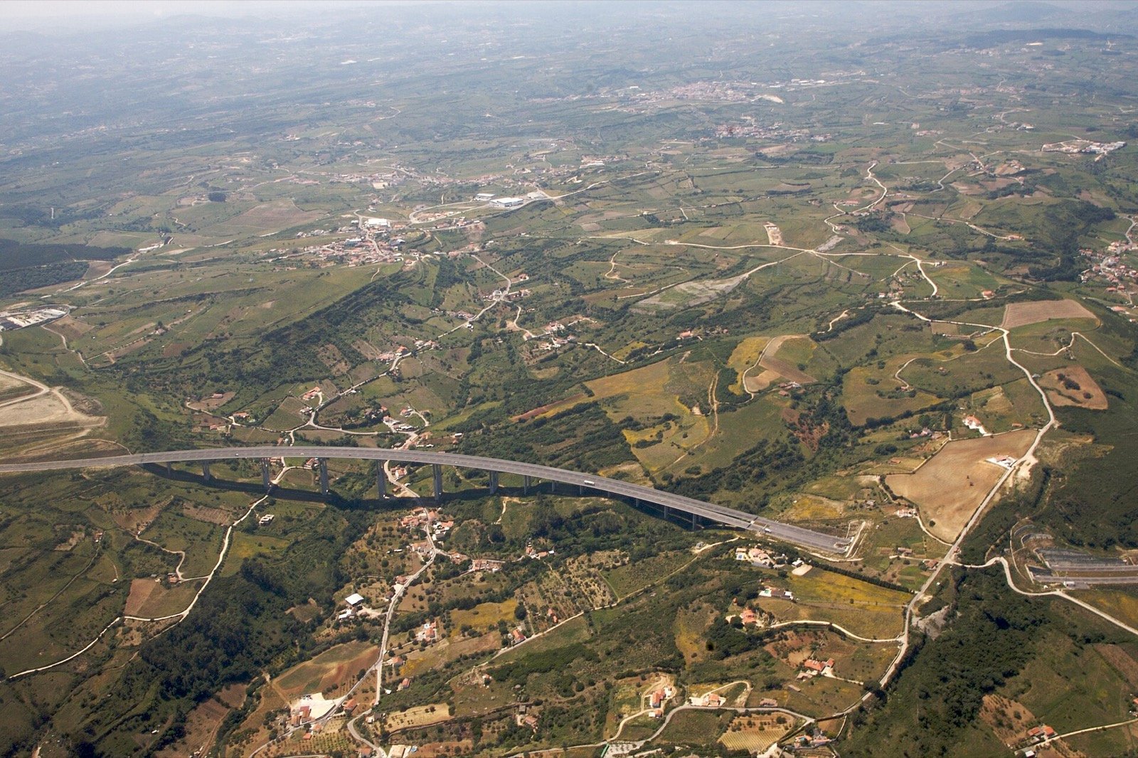 Autoestrada a atravessar o interior de Portugal.